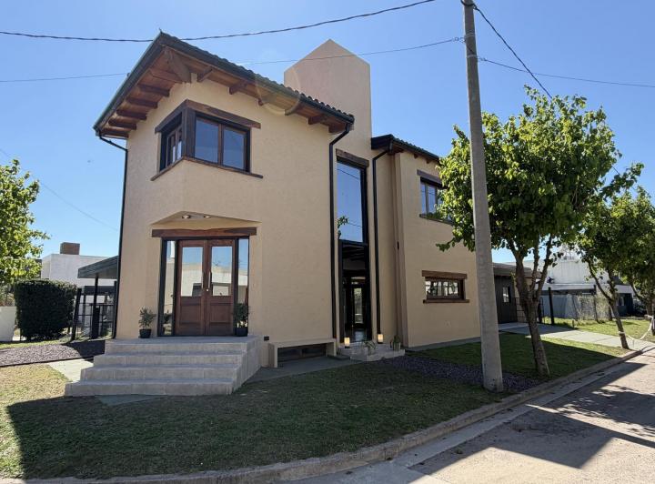 Casa · 684m² · 3 Dormitorios