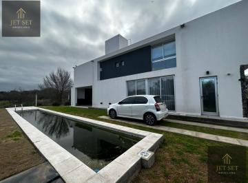 Casa · 220m² · 5 Ambientes · 2 Cocheras · Venta de Casa 3 Dorm. 3 Baños - Housing Villa Allende Golf - Apta Credito - Planos y Escritura