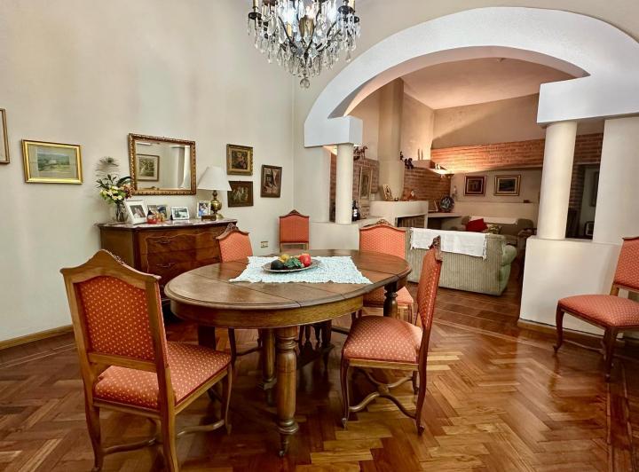 Casa · 299m² · 7 Ambientes · 1 Cochera