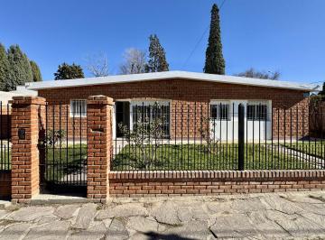 IMN-IMN-54_2 · Casa en Alquiler de 4 Dorm. con Gran Jardín Barrio Supervisores de Aluar