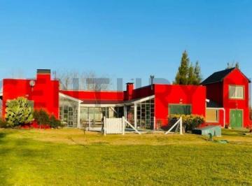 Casa · 300m² · 7 Ambientes · 2 Cocheras · Casa en Venta en Estancia Las Lilas con Energia Solar