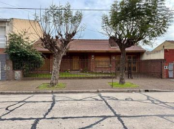 Casa · 233m² · 6 Ambientes · 1 Cochera · Venta Casa 6 Ambientes Jardin Garage V Luzuriaga