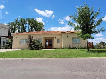Casa · 122m² · 4 Ambientes · 4 Cocheras · Casa en Barrio Santa Inés de Canning con Piscina