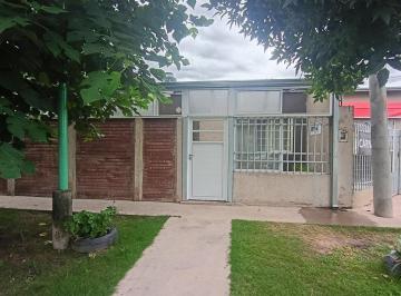 Casa · 136m² · 4 Ambientes · 1 Cochera · Casa de 2 Dorm. y Local en Santo Tome