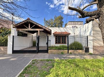 Casa · 60m² · 3 Ambientes · 1 Cochera · Venta Casa 3 Ambientes Apto Crédito con Parque Pileta en Adrogue
