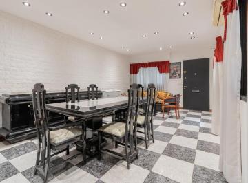 Casa · 214m² · 5 Ambientes · 1 Cochera · Venta Casa de Tres Plantas en Lote Propio con Garage y Quincho en Parque Chacabuco