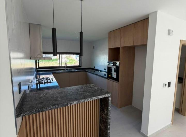 Casa · 225m² · 4 Ambientes · 2 Cocheras