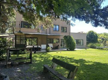 Casa · 800m² · 6 Ambientes · 2 Cocheras · Casa en Alquiler Temporario 6 Ambientes en Bella Vista con Pileta y Jardin