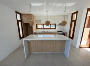 Casa · 210m² · 7 Ambientes · 2 Cocheras · Casa en Venta
