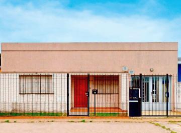 Casa · 185m² · 6 Ambientes · 1 Cochera · Casa a La Venta en Bloque de 2 Propiedaes Independientes, 153 Entre 67 y 68, Los Hornos.