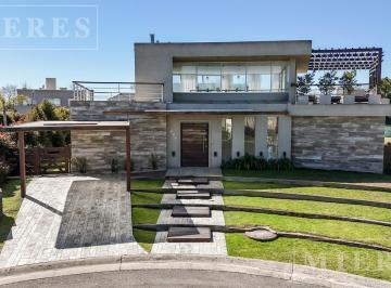 Casa · 290m² · 4 Ambientes · 2 Cocheras · Casa en Venta Sobre Lote Interno en Barrio El Atardecer Barrio Haras Santa Maria, Loma Verde