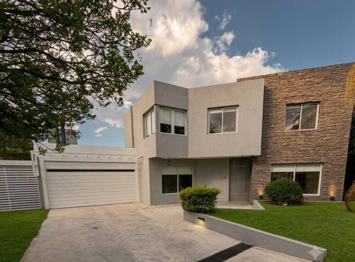 Casa · 410m² · 22 Ambientes · 2 Cocheras