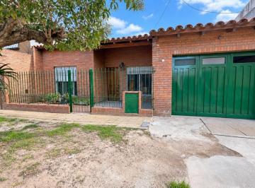 Casa · 150m² · 4 Ambientes · 1 Cochera · Casa en Alquiler - 3 Dorm. + Garage + Patio