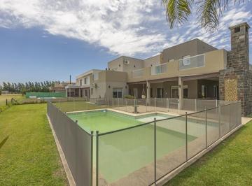 Casa · 309m² · 5 Ambientes · 4 Cocheras · Casa en Venta El Rebenque 5 Ambientes