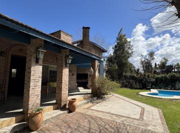 Casa · 1250m² · 3 Ambientes · 5 Cocheras · Casa en El Carmencito en Venta, Sobre Lote de 1250 m²