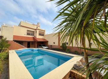 Casa · 400m² · 3 Dormitorios · 6 Cocheras · Casa 5 Ambientes, con Patio, Quincho y Pileta. Cocheras Varios Autos, en Piñeyro