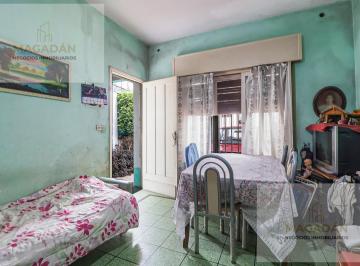 Casa · 65m² · 3 Ambientes · 2 Cocheras · Venta Casa 3 Amb con 2 Cocheras Al Frente Patio Fondo - Caseros - Acepta Permuta - Apto Credito