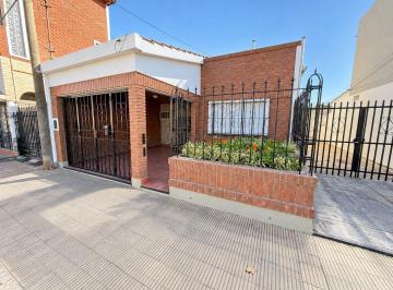 Casa · 165m² · 4 Ambientes · 1 Cochera · Venta Casa en Santo Tome de 3 Dorm.