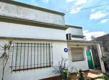Casa de 4 ambientes, Lomas de Zamora · Casa 4 Ambientes con Dependencias, Jardin y Amplio Fondo Libre