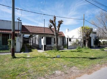 Casa · 163m² · 3 Ambientes · 148 E/ 44 y 45 La Plata | Casa en Venta 2 Dorm., Galpón y Depto a Reciclar | Gran Potencial