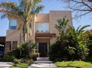 Casa · 295m² · 6 Ambientes · 2 Cocheras · Casa en Venta en El Barrio Los Lagos. Nordelta