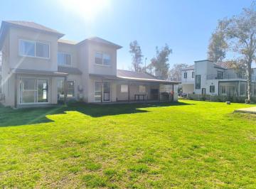 Casa · 160m² · 3 Ambientes · 2 Cocheras · Casa en Doble Lote con Pileta en Barrio Privado