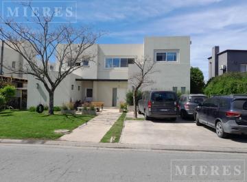 Casa · 256m² · 6 Ambientes · 1 Cochera · Alquiler de Verano (Enero) - Santa Barbara Bancalari