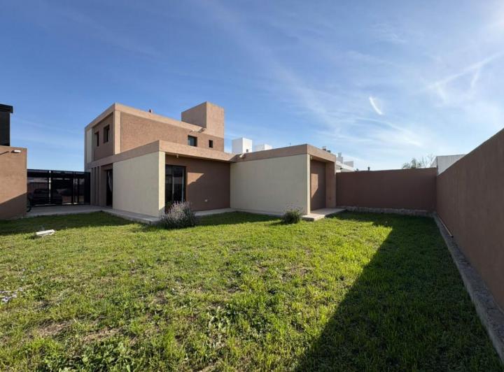Casa · 165m² · 3 Ambientes · 2 Cocheras