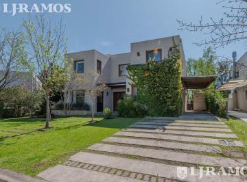 Casa · 205m² · 7 Ambientes · 4 Cocheras · Casa en Alquiler en Los Sauces 4 Dorm.