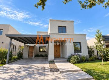 Casa · 500m² · 8 Ambientes · 2 Cocheras · Casa - Chacras de Coria