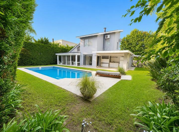 Casa · 200m² · 5 Ambientes · 3 Cocheras