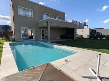 Casa · 175m² · 4 Ambientes · 2 Cocheras · Casa Moderna, 3 Dorm., 1 Suite, Pileta en 2 Plantas
