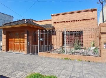 Casa · 116m² · 3 Ambientes · 1 Cochera · Venta Casa 3 Ambientes Haedo con Patio y Cochera
