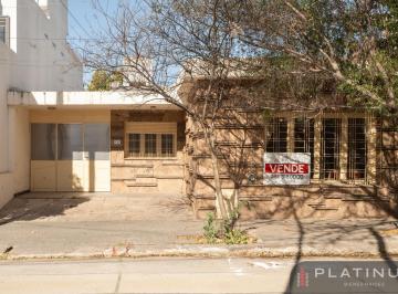 Casa · 370m² · 6 Ambientes · 1 Cochera · Casa en Venta de 4 Dorm. con Cochera - Alberdi