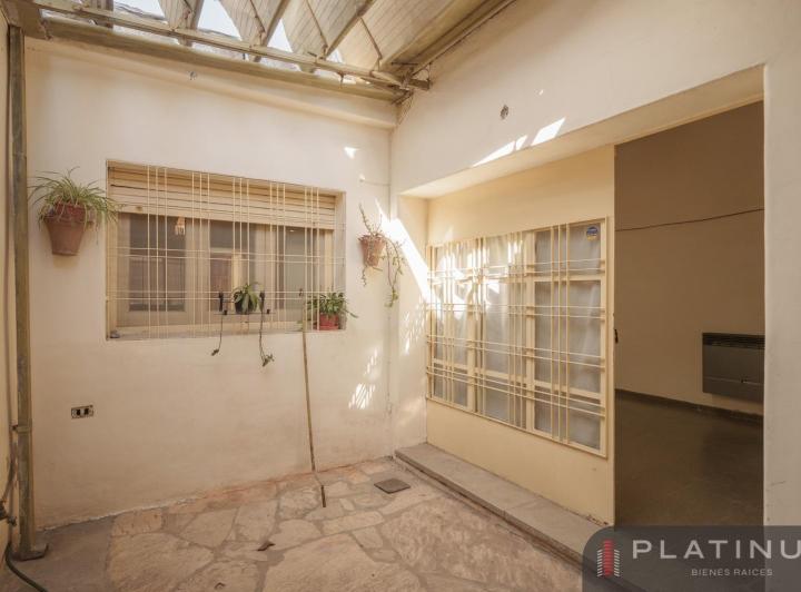 Casa · 370m² · 6 Ambientes · 1 Cochera