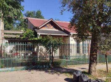 Casa · 111m² · 3 Ambientes · 2 Cocheras · Venta Casa con Oficina y Galería Semi Cubierta