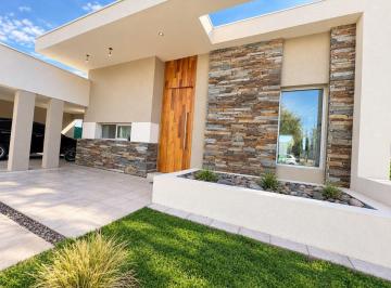 Casa de 9 ambientes, Russell · Casa en Venta en Terruño de Araoz 2 (2 Años de Construcción) | 3 Dorm. | Apta Crédito