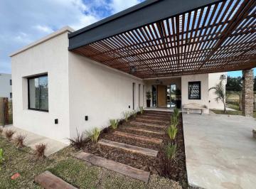 Casa · 156m² · 4 Ambientes · 1 Cochera · Alquile Casa 4 Ambientes a La Laguna Bo. El Cazal