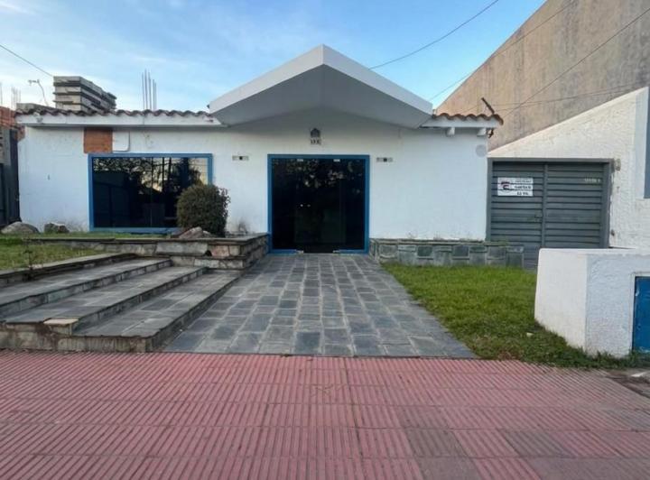 Casa · 220m² · 8 Ambientes · 2 Cocheras