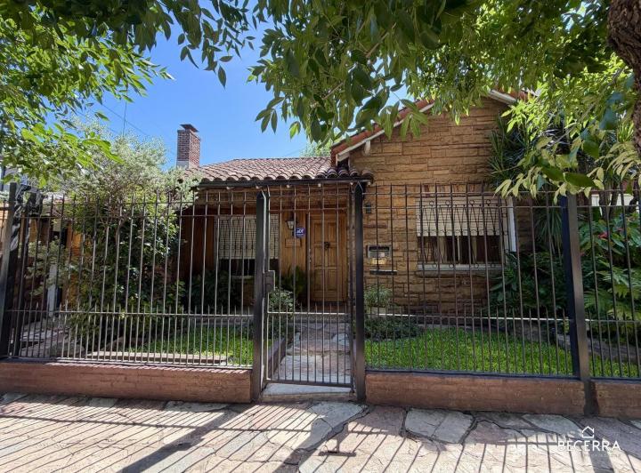Casa · 353m² · 4 Ambientes · 1 Cochera
