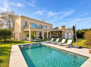 Casa · 380m² · 7 Ambientes · 2 Cocheras · Casa 7 Ambientes en Venta Country Terravista