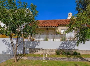 Casa · 142m² · 3 Ambientes · 2 Cocheras · Venta Casa Reciclada a Nueva con Quincho con Parrilla en Los Troncos