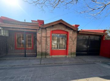 Casa · 160m² · 6 Ambientes · 1 Cochera · Casa de 3 Dorm. + Departamento Independiente. Venado Tuerto