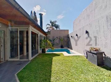 Casa · 202m² · 6 Ambientes · 2 Cocheras · Importante Casa de 6 Amb. 2 Cocheras Quincho y Pileta Climatizada - Apto Credito