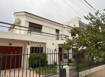 Casa · 243m² · 4 Dormitorios · 2 Cocheras · Excelente Ubicación Casa 4 Dorm. 3 Baños - Jardín