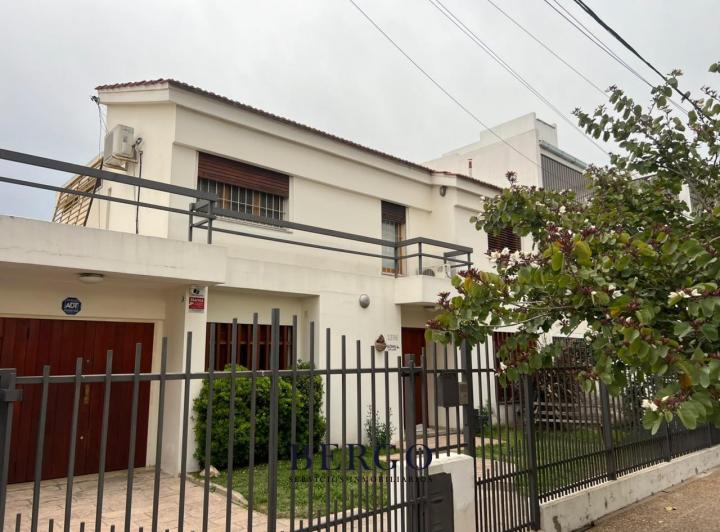 Casa · 243m² · 4 Dormitorios · 2 Cocheras