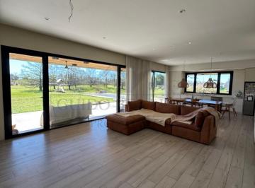 Casa · 217m² · 4 Dormitorios · 2 Cocheras · Casa en Everlinks Golf Country Club