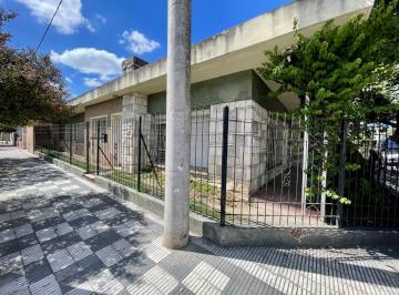 Casa · 239m² · 9 Ambientes · 3 Cocheras · Casa Esquina Bº Pueyrredon