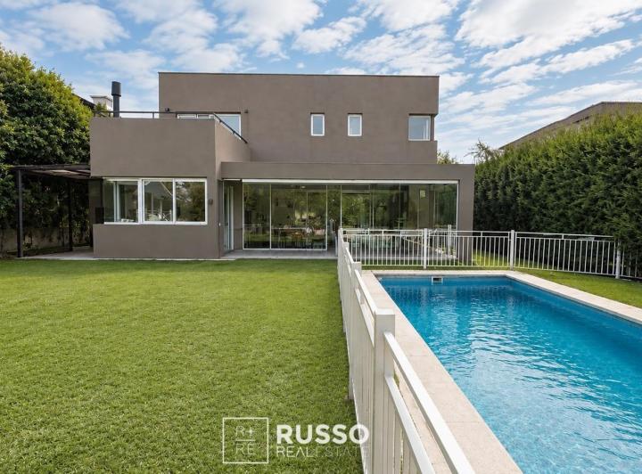 Casa · 260m² · 5 Ambientes · 4 Cocheras