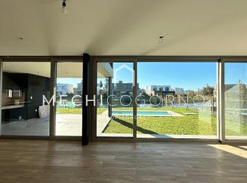 Casa · 226m² · 4 Ambientes · 1 Cochera · Casa en Venta en Laguna Grande, Villa Nueva
